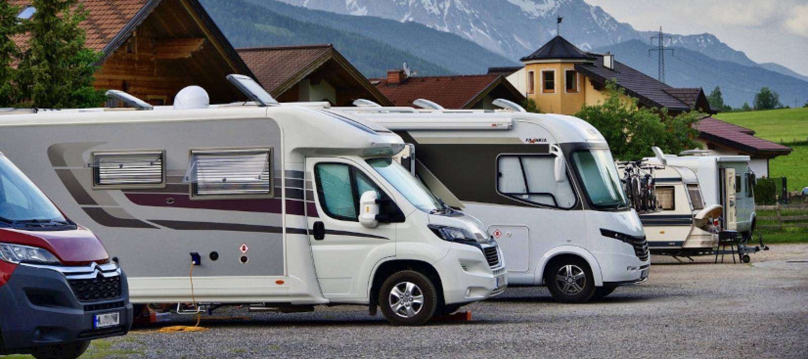 camper in paese montano