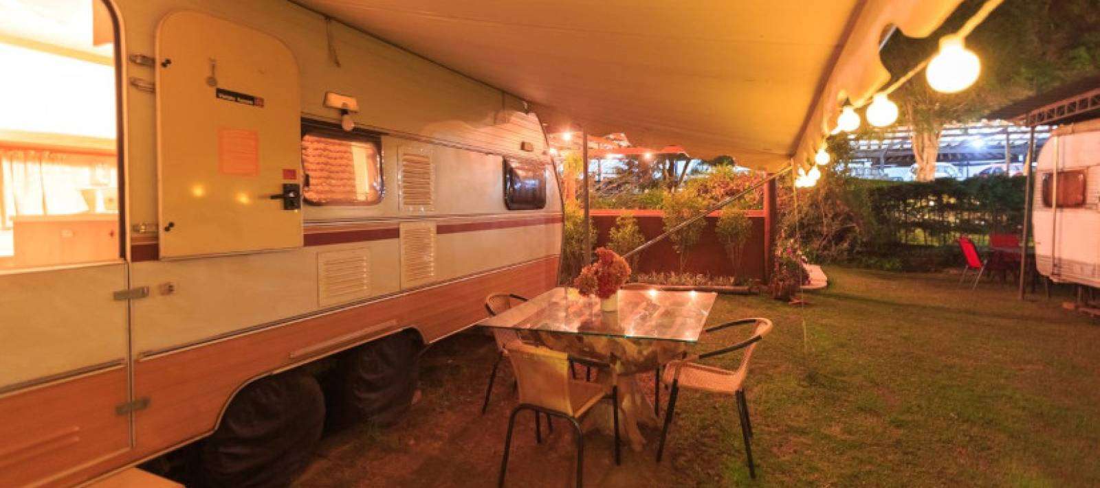 piazzola camper con tendalino e sedie