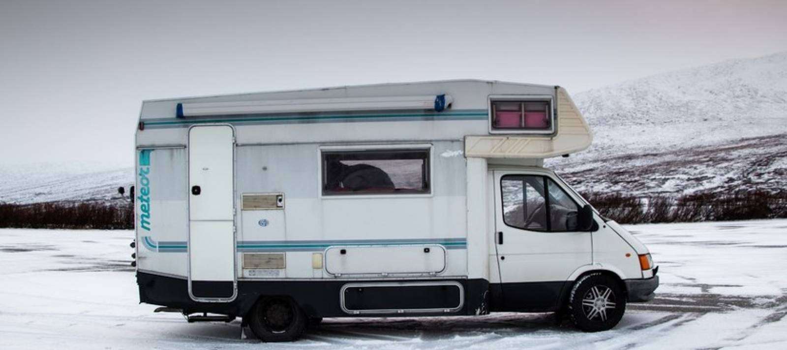 camper innevato montagna inverno